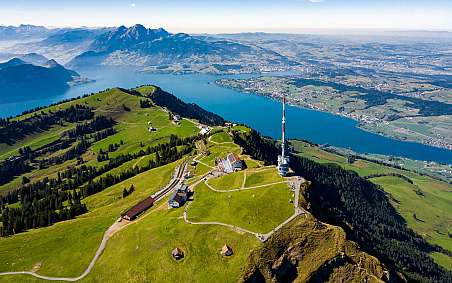 Panoramablick auf einen Berg, See und umliegende Landschaft.