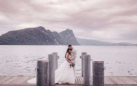 Romantische Hochzeitsaufnahme am See