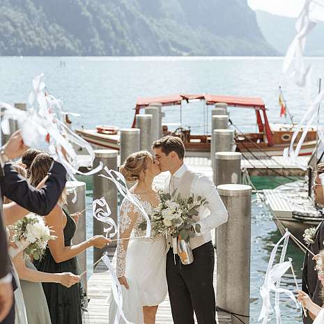 Hochzeitskuss am Wasser