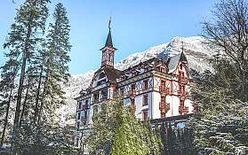 Schneebedecktes historisches Hotel