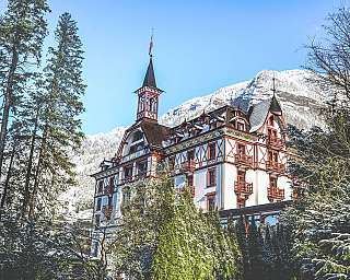 Schneebedecktes historisches Hotel