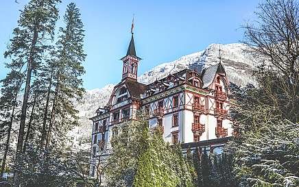 Schneebedecktes historisches Hotel