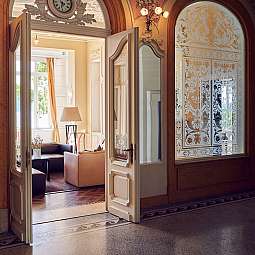 Eleganter Eingangsbereich mit Aussicht