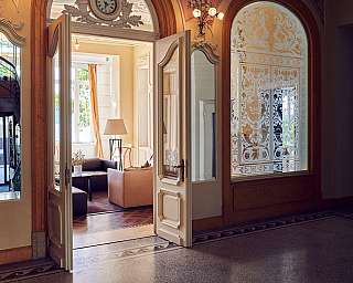 Eleganter Eingangsbereich mit Aussicht