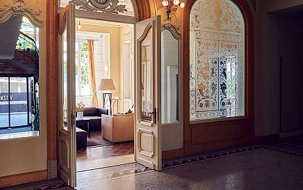 Eleganter Eingangsbereich mit Aussicht