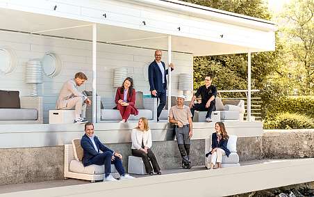 Gruppenfoto auf Terrasse