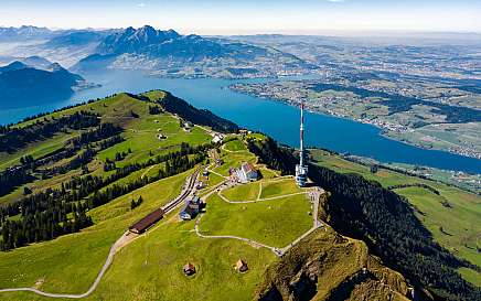Aussicht auf grüne Hügel und einen blauen See in der Schweiz.