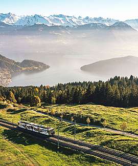 Berglandschaft mit Zugfahrt