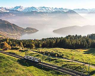 Berglandschaft mit Zugfahrt
