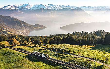 Berglandschaft mit Zugfahrt