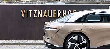 Seitenansicht eines Autos neben dem Vitznauerhof-Schild.