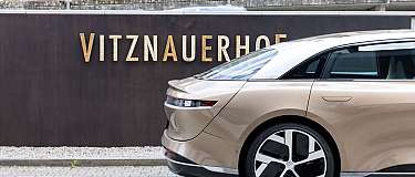 Seitenansicht eines Autos neben dem Vitznauerhof-Schild.