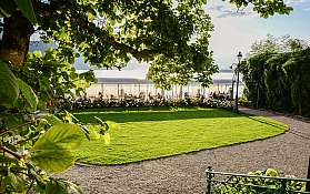 Idyllischer Garten am See