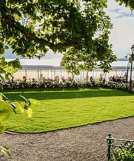 Idyllischer Garten am See