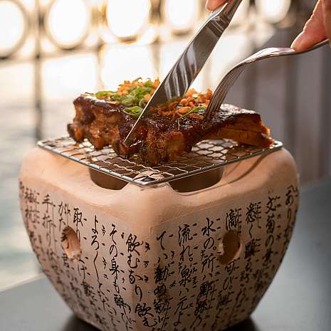 Ein Stück Fleisch wird auf einem Grill zubereitet.