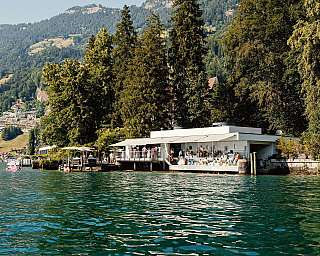 Schöne Seeterrasse im Sommer