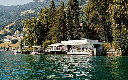 Schöne Seeterrasse im Sommer