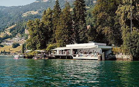 Schöne Seeterrasse im Sommer