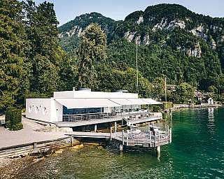 Schöne Seeterrasse im Sommer