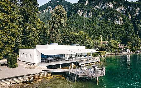 Schöne Seeterrasse im Sommer