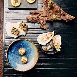 Vielfältige, kunstvoll angerichtete Speisen auf einem Tisch.