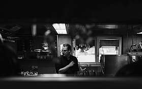 Ein Koch arbeitet konzentriert in einer modernen Küche.