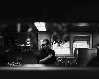 Ein Koch arbeitet konzentriert in einer modernen Küche.