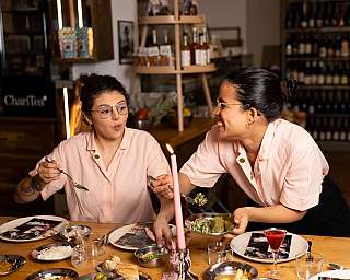Zwei Frauen genießen ein gemeinsames Essen in einem Restaurant.