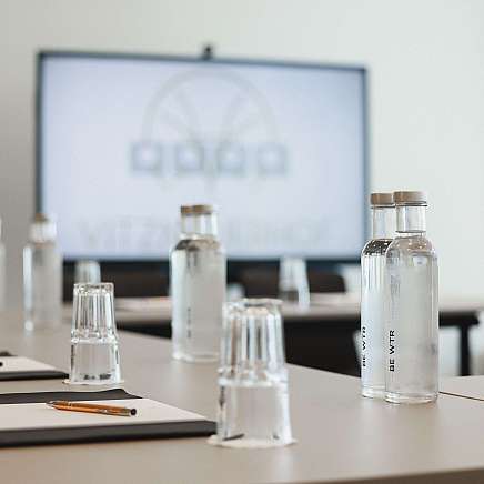 Konferenzraum mit Wasserflaschen