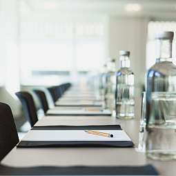 Konferenzraum mit Schreibmaterialien