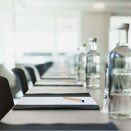 Konferenzraum mit Schreibmaterialien