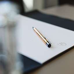 Schreibtisch mit Stift und Block