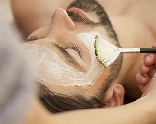 Ein Mann erhält eine Gesichtsmaske während einer Behandlung.