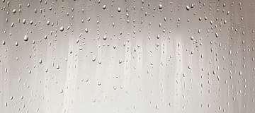 Nahaufnahme von Wassertropfen auf einer glatten Oberfläche.