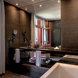 Modernes Badezimmerdesign mit Aussicht