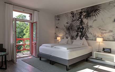 Helles Hotelzimmer mit Balkon