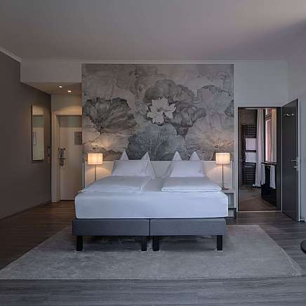 Elegantes Schlafzimmer mit Aussicht