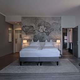 Elegantes Schlafzimmer mit Aussicht