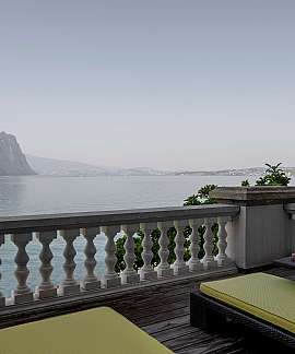 Elegantes Schlafzimmer mit Aussicht