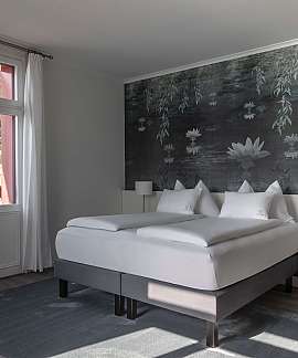 Elegantes Schlafzimmer mit Aussicht