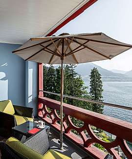 Gemütlicher Balkon mit Blick auf den See und Berge.