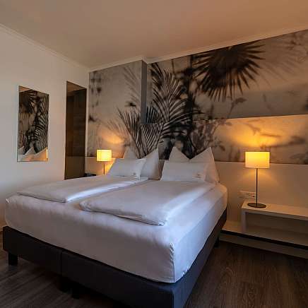 Modernes Schlafzimmer mit Pflanzenmotiv