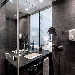 Modernes Badezimmerdesign in Schwarz