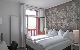 Helles Schlafzimmer mit Aussicht