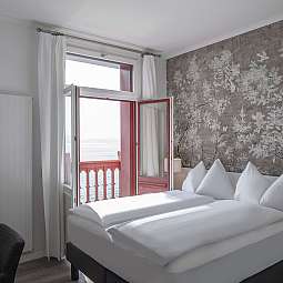 Helles Schlafzimmer mit Aussicht