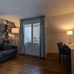 Modernes Wohnzimmer mit Schreibtisch