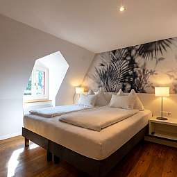 Helles modernes Schlafzimmer