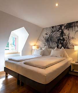 Helles modernes Schlafzimmer