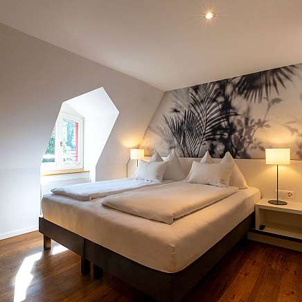 Helles modernes Schlafzimmer