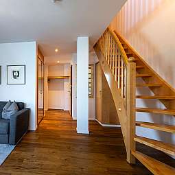 Moderne Treppe im Innenraum